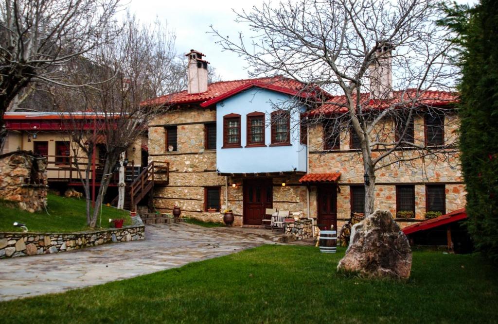 Ο ξενώνας Ιππολύτη, πέτρα και ξύλο